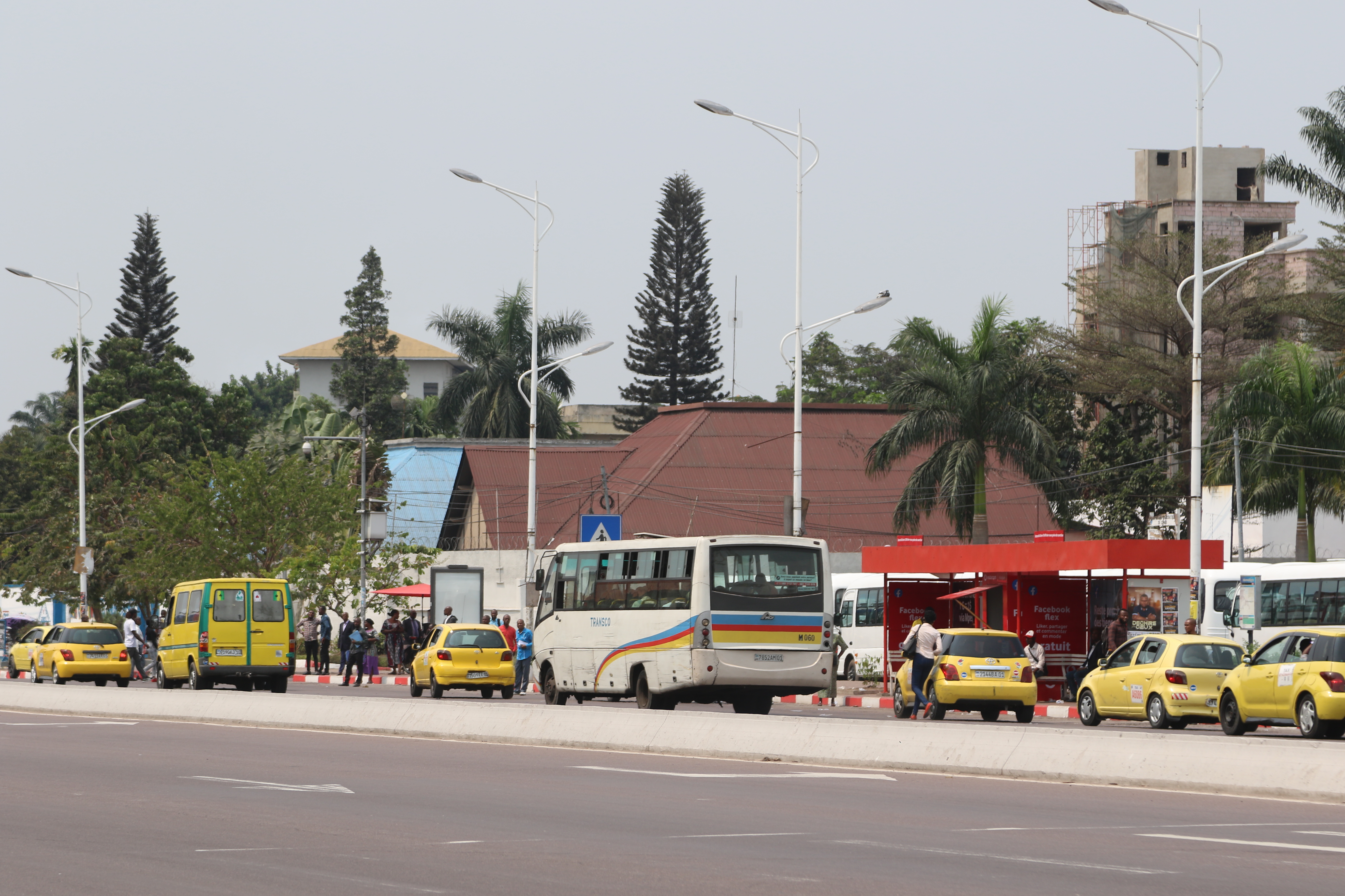Les usagers des bus Transco dénoncent la résurgence de la pratique du « demi-terrain » à Kinshasa
