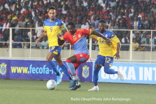 Giannelli Imbula(rouge) lors du match contre le Gabon, en première journée des éliminatoires de la coupe d’Afrique des Nations(CAN) Cameroun 2021, score vierge (0-0) au stade des Martyrs à Kinshasa, le 15/11/2019. Radio Okapi/Photo John Bompengo