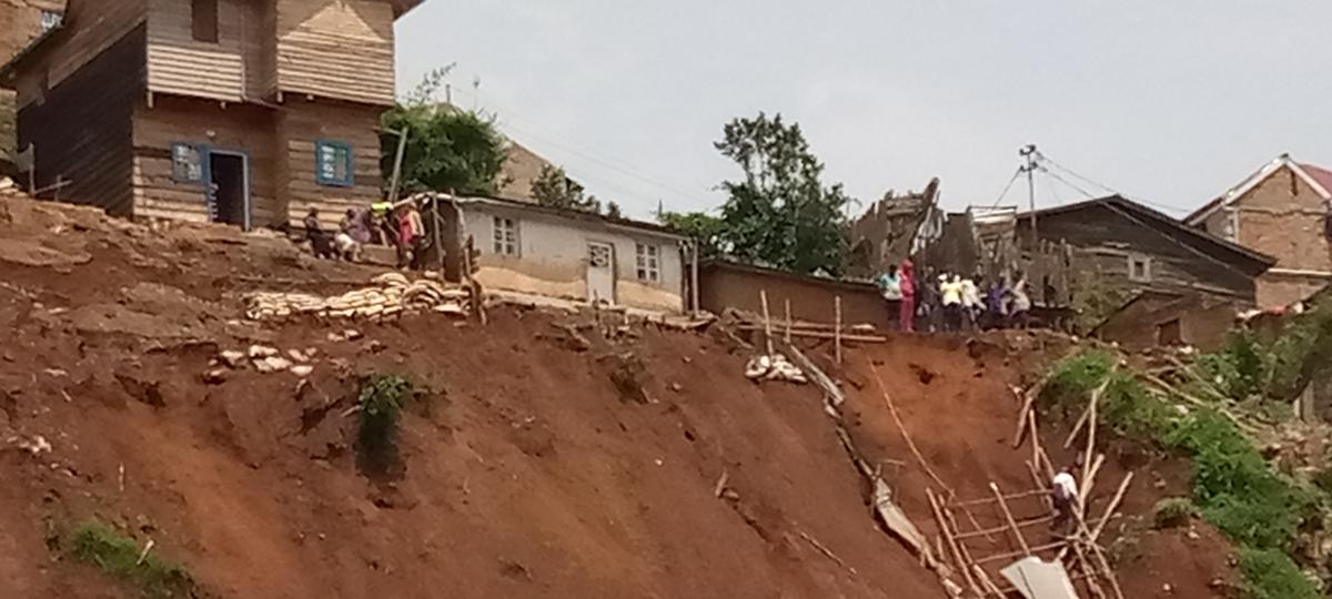 Les dégâts matériels enregistrés à la suite d’une pluie diluvienne qui s’est abattue samedi 11 janvier sur la ville de Bukavu. Radio Okapi/Photo Michel Cirimwami.<br />
