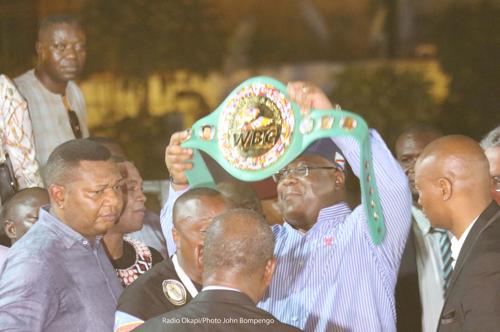 Le boxeur congolais Ilunga Makabu Junior présente sa ceinture de champion du monde de boxe Gold version Wold Boxing Council(WBC) au Président Felix Antoine Tshisekedi Tshilombo après sa victoire contre le polonais Michal Cieslak, le 31/01/2020 à Kinshasa. Radio Okapi/Photo John Bompengo