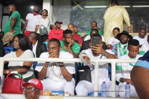 L’attitude des supporteurs de Darling Club Motema Pembe (DCMP) lors du match de leur club contre ESAE FC du Benin au stade des Martyrs le 02/02/2020 à Kinshasa (1-0). DCMP est éliminé, malgré sa victoire. Radio Okapi/Photo John Bompengo