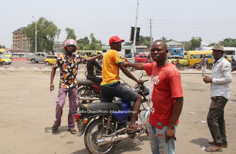 Des motards de Kinshasa, le 07/02/2020, réunis devant le siège de l’UDPS pour protester contre une décision du gouverneur de la ville, Gentiny Ngobila, instaurant la taxe de circulation des motos-taxis. Radio Okapi/Photo John Bompengo<br />