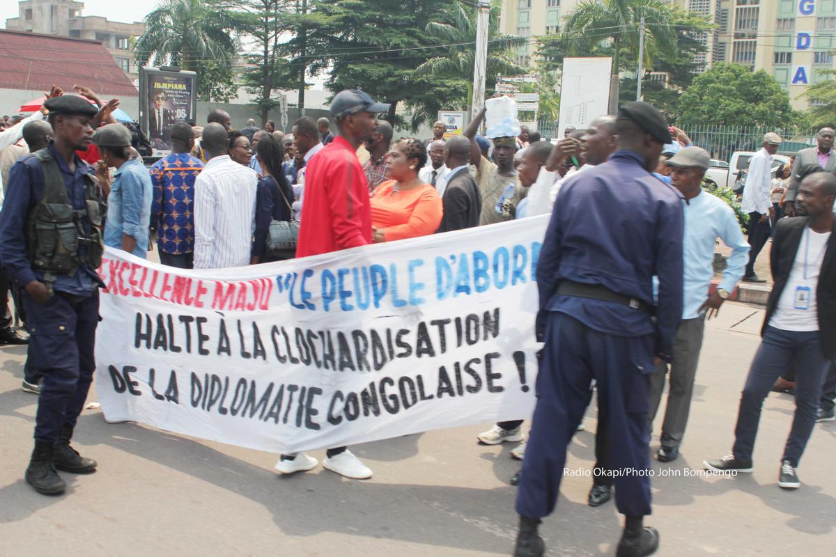 (Illustration) Sit-in des agents du ministère des Affaires étrangères devant l’Hôtel du gouvernement, le 11/02/2020. Radio Okapi/Photo John Bompengo<br /> 20200211145316956749-9.jpg?imgmax=1200