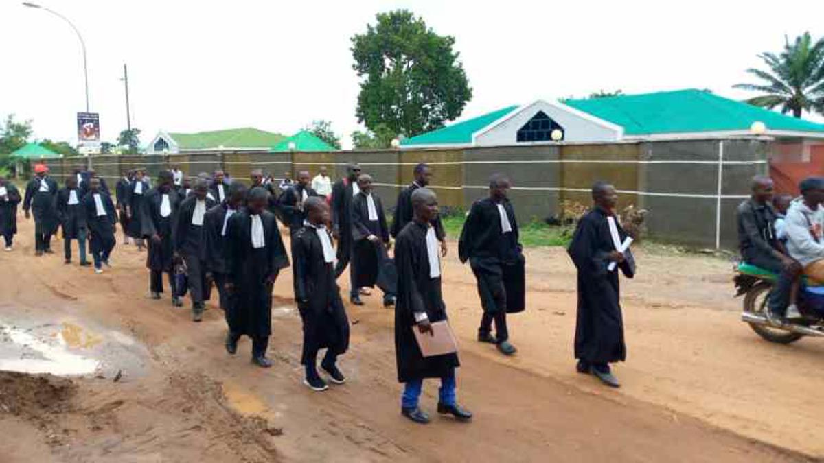 (Illustration) Les avocats de Bandundu dans la rue jeudi 29 octobre 2020 pour exiger la libération de l'un de leurs arrêtés par le substitut du procureur général pour tentative d'évasion d'un détenu au cachot du parquet. Radio Okapi/ Ph. Irene Mboma<br />