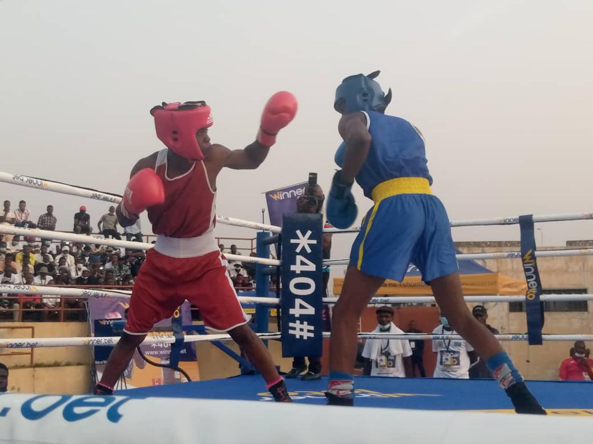 Combat de boxe en ouverture du championnat national, dimanche 28 février 2021 au stadium des martyrs à Kinshasa. Photo Direction de communication de la Fédération congolaise de boxe.<br />