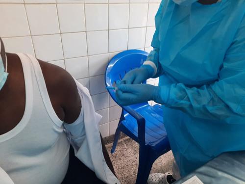 Covid-19 à Kinshasa : 5 855 personnes vaccinées au 19 janvier 2022 à la place des ...