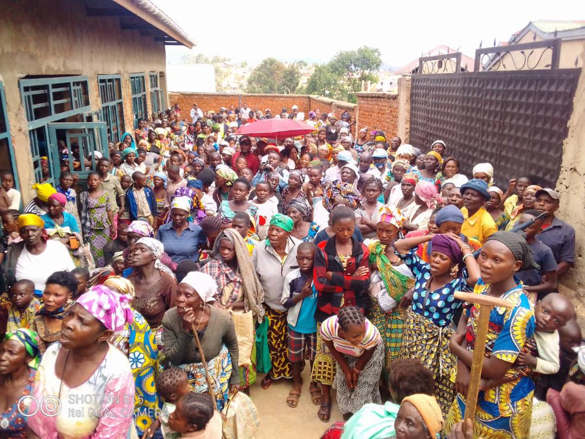 Plus de 1000 déplacés qui ont fui les massacres à Beni et l’éruption du volcan Nyiragongo à Goma se sont réunis samedi à la Radio évangélique de Butembo pour recevoir une assistance humanitaire. Radio Okapi/Photo Grace Amzati<br />