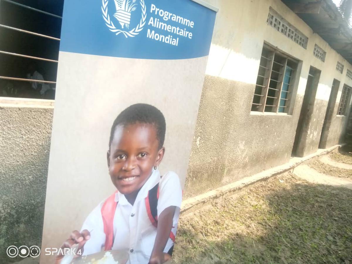 (Image d'archive) Pancarte du PAM devant l’école primaire Musolo dans la commune de la N'sele à Kinshasa, lors du lancement du projet de cantine scolaire, à l'occasion de la Journée mondiale de l'Afrique, le 25 mai 2022. <br />Radio Okapi/Ph.Jean Pierre Elali.