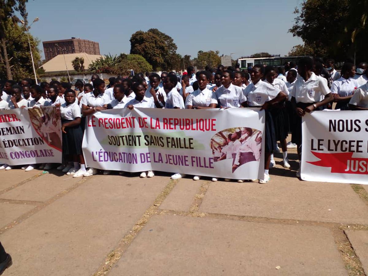 Manifestation des élèves du lycée Lubusha à Luisha (Haut-Katanga) devant le bâtiment du 30 Juin pour exiger l'arrêt de l'exploitation minière à proximité de leur école.</p>
<p><br />Radio Okapi/ Ph. Jean Ngandu.