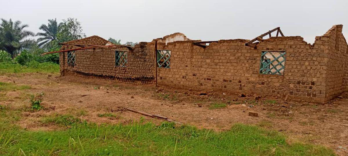 Une école détruite par la pluie près de Kananga
