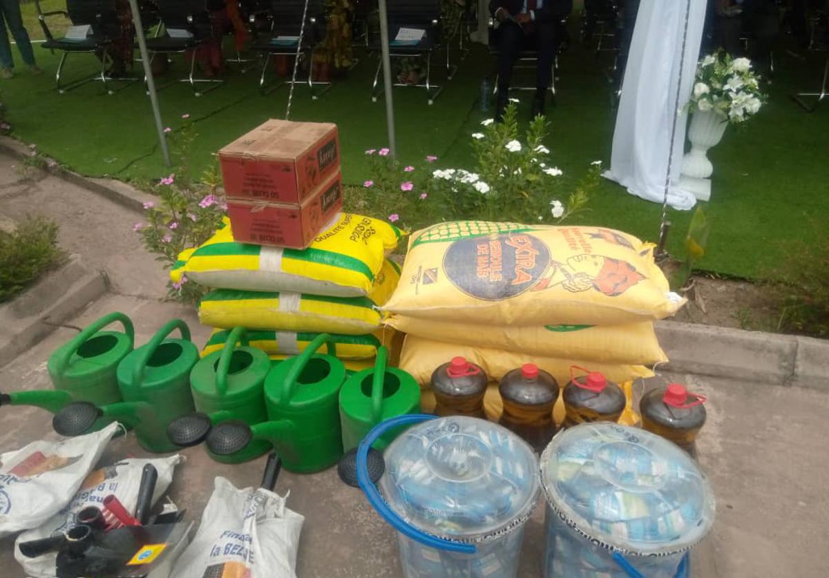 Quelques objets aratoires et sacs d' engrais destinés aux maraîchers de Ndjili Brasserie. Kinshasa, le 18 octobre 2022.<br />Radio Okapi/Ph. Jean-pierre Elali