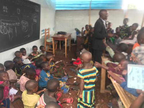 Goma : une centaine d’enfants orphelins  fêtent la Noël avec les écoliers de &quot; Un jour nouveau&quot;
