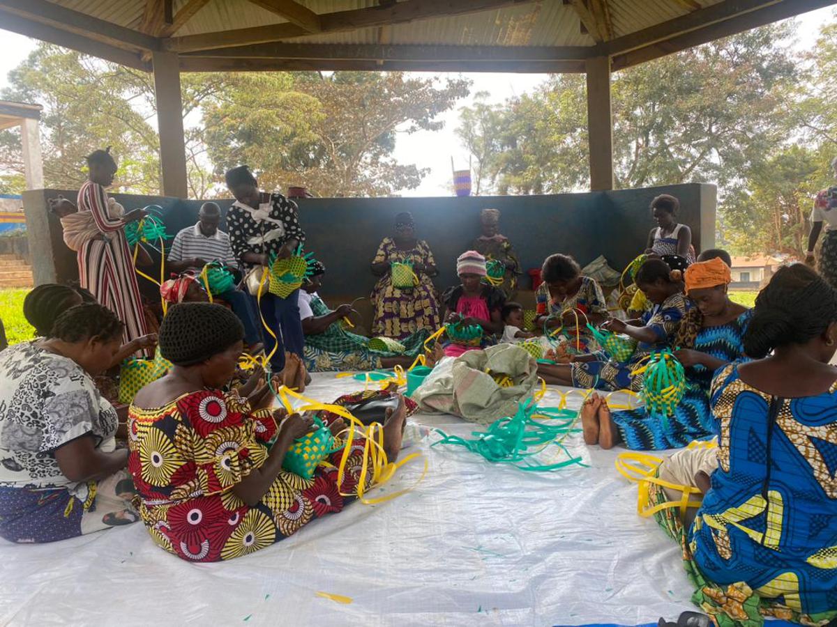 Des femmes déplacées apprennent le tissage de panier pour une auto prisée en charge. <br />Radio Okapi/Ph. Sadiki Abubakar