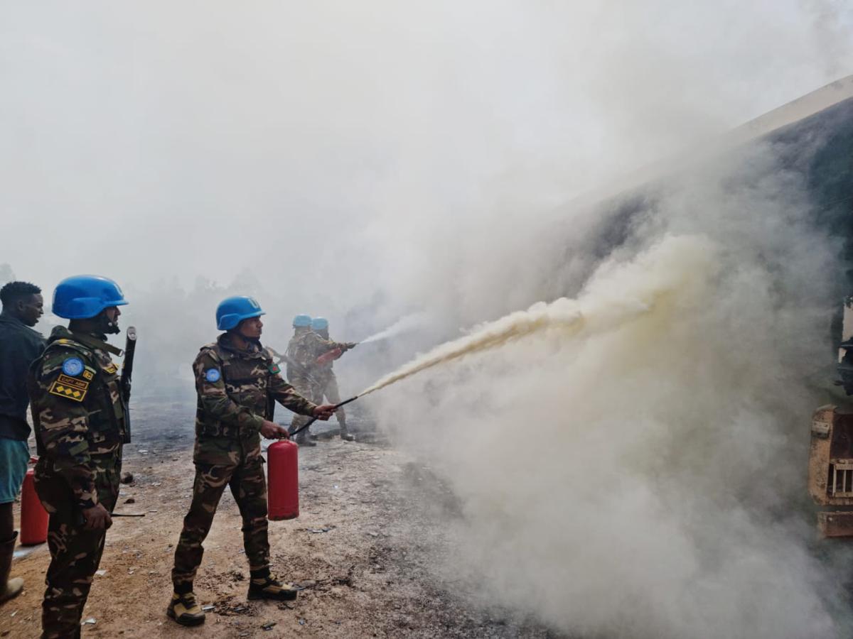 Les casques bleus de la MONUSCO interviennent pour éteindre le feu lors d’un incendie dans une station-service vendredi 24 fevrier à Bunia(Ituri).<br />Ph/ Monusco 20230224134820795963_IMG-20230224-WA0068.jpg?imgmax=1200