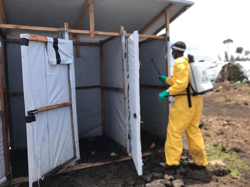 Un relais communautaire pulvérisant les abris des déplacés pour lutter contre le choléra dans le site de Bulengo. Nord-Kivu, le 19 mars 2023 <br />Radio Okapi/Ph. Rosalie Zawadi 20230322113724352834_IMG-20230321-WA0141.jpg?imgmax=800