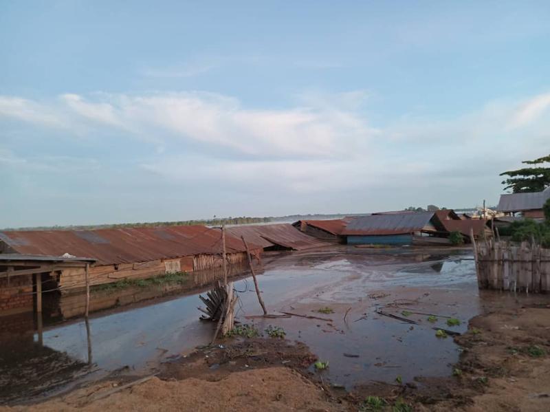 Construction anarchique sur le lit du fleuve Congo,des maisons envahies par les eaux du fleuve Congo. Maniema, le 19 Avril 2023<br />Radio Okapi.Ph/ Florence Kiza