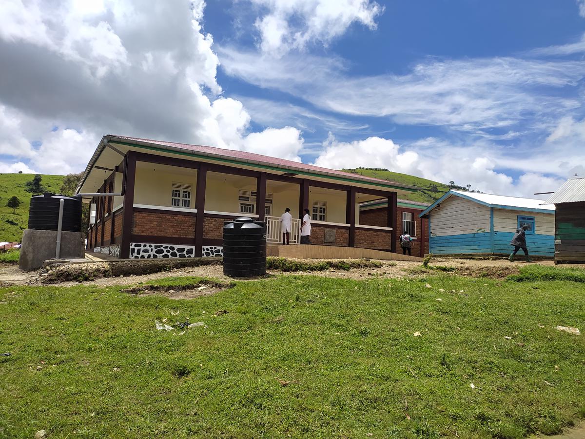 Un centre de santé moderne inauguré ce vendredi 05 mai 2023 par le CICR dans les hauts plateaux du territoire de Kalehe, à la localité de Bushaku.<br />Radio Okapi.Ph/ Cynthia Bashizi
