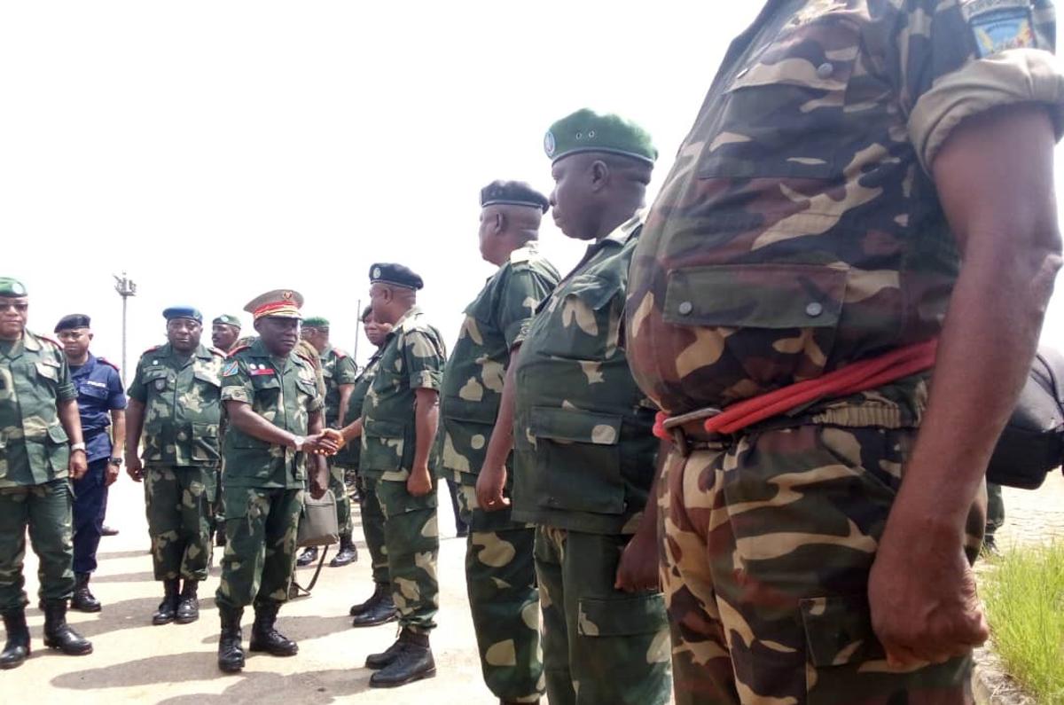 Arrivée de l'Inspecteur général des FARDC, Amisi Gabriel à Kisangani. Revue des officiers rangés pour l'accueillir à l’aéroport de Bangboka à Kisangani, le 9 juillet 2023.<br />Radio Okapi/Ph. Jacques Munkokole 20230710000105468922_WhatsApp_Image_2023-07-09_at_11.01.54-1.jpeg?imgmax=1200