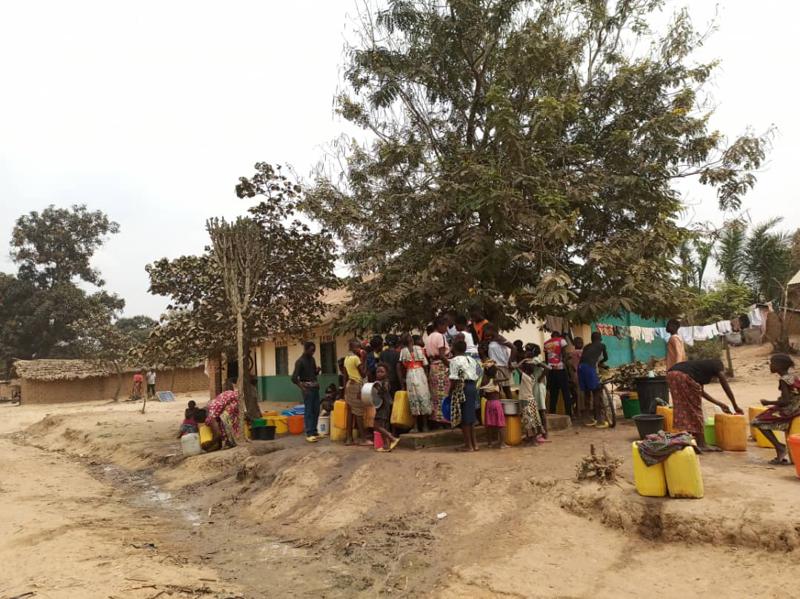 Des femmes du quartier Brazza Neema, dans la commune de Mikelenge à a recherche de l'eau potable, à Kindu (Maniema)<br />Radio Okapi/Ph. Florence Kiza.