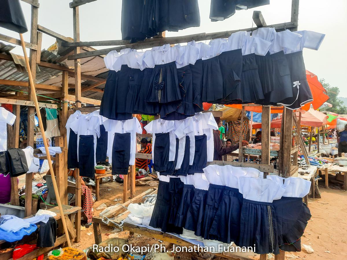 Vue d'un étalage d'uniformes bleu-blanc au marché de Matadi-Kibala Kinshasa, le 24 août 2023<br />Radio Okapi.Ph/Jonathan Fuanani 20230829180034385459_20230824_142737.jpg?imgmax=1200