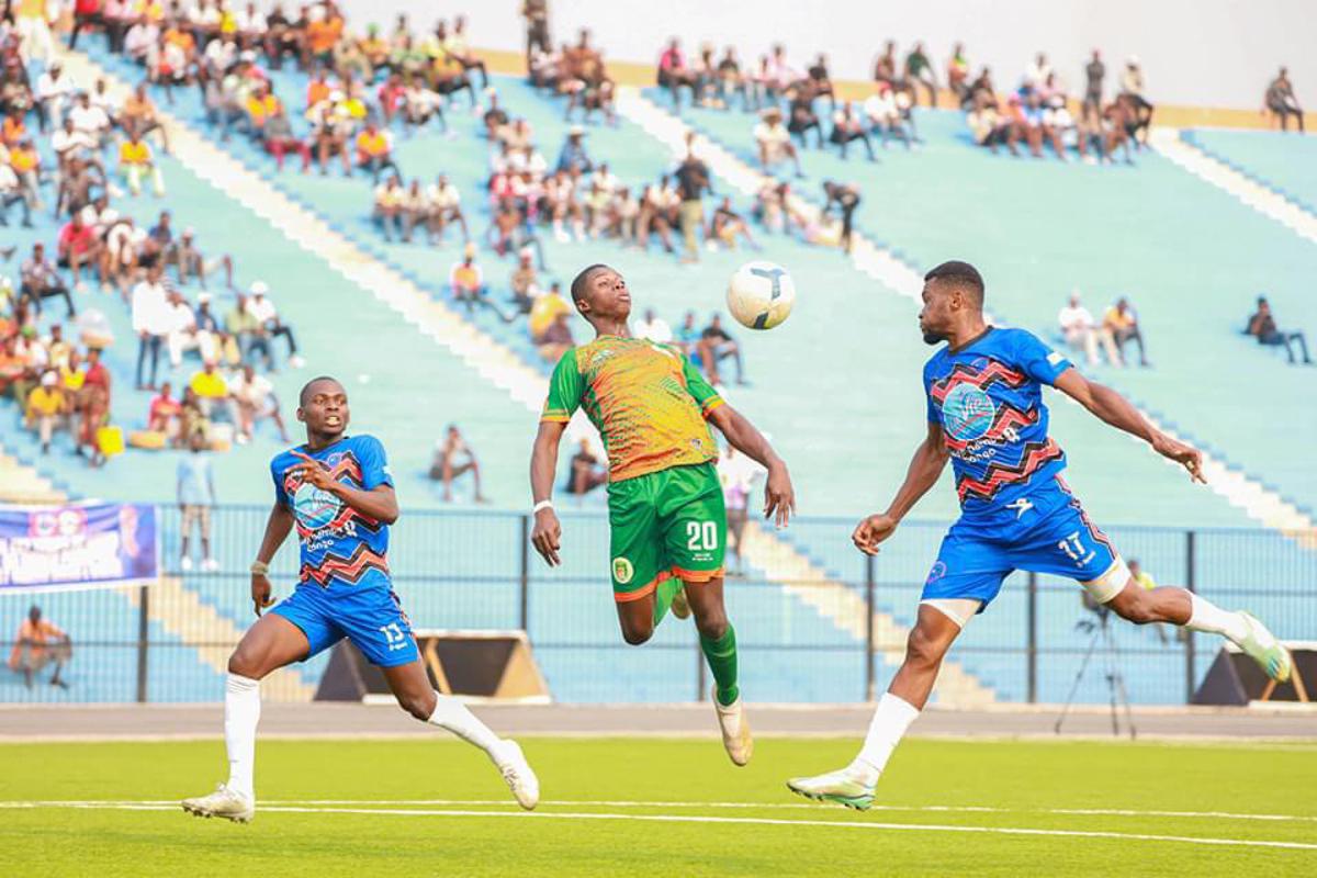 Les joueurs de Dauphins noir et de OC Renaissance en plein match mercredi 12 septembre 2023 au stade tata Raphaël à Kinshasa<br />Ph/ Linafoot