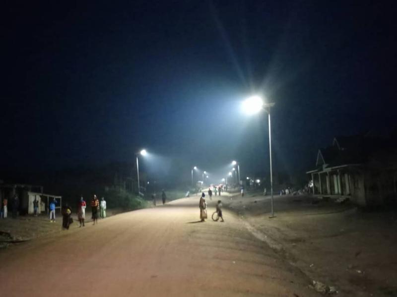 Le centre de Nyoka dans le territoire de Mahagi éclairé par des Lampadaires installés par la MONUSCO dans le cadre du projet de la réduction de risques sécuritaires.<br />Radio Okapi/Martial Kiza 20240302144211973533_WhatsApp_Image_2024-03-02_at_08.18.20.jpeg?imgmax=800