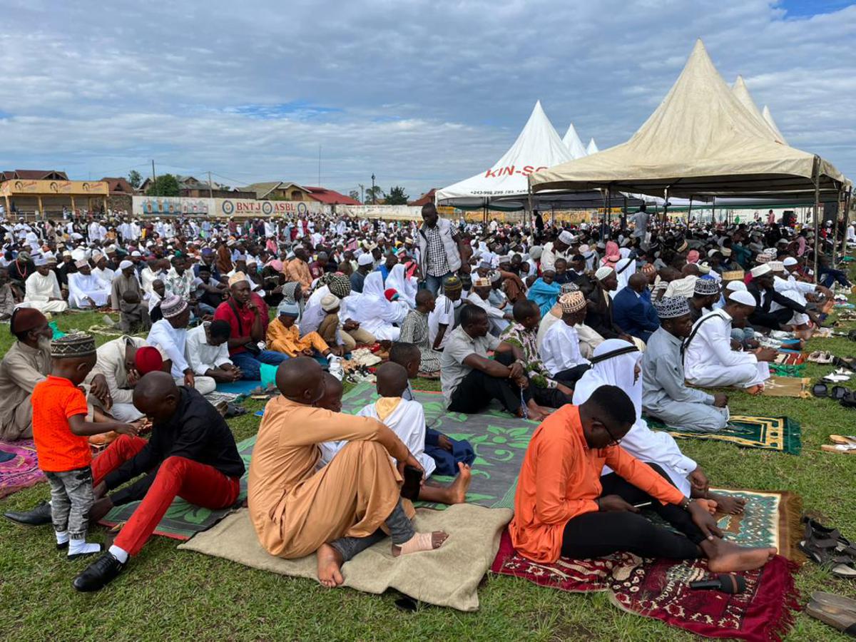 Des fidèles musulmans au cours de la prière de clôture du Ramadan au stade du 15 octobre à Beni( Nord-Kivu). Le 10 avril 2024.<br />Radio Okapi/Marc Maro Fimbo