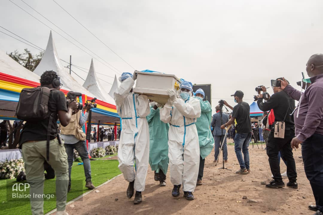 Ebola : les pratiques funéraires traditionnelles et les retards de soins freinent la riposte