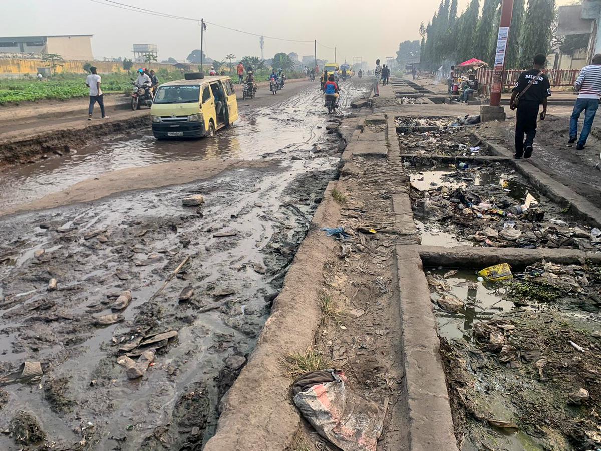 Vue d'un grand trou et le caniveau bouché en diagonale de l'entrée de la prison centrale de Makala sur l'avenue de la libération, ex 24novembre, dans la commune Selembao. Kinshasa, le 17 juillet 2024 <br />Radio Okapi/Ph.