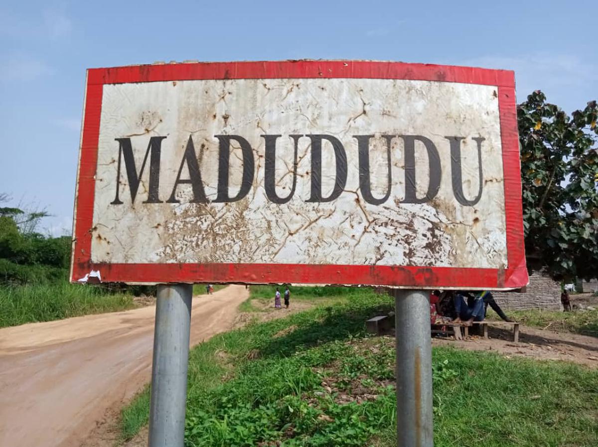 La pancarte désignant le village Mudududu en lisière entre les territoires d’Irumu et Mambasa, dans la province de l’Ituri, où la population fait face à l’activisme des groupes armés.<br />Radio Okapi/Ph. Ezechiel Muzalia 20240815090909814063_Madududu.jpg?imgmax=1200