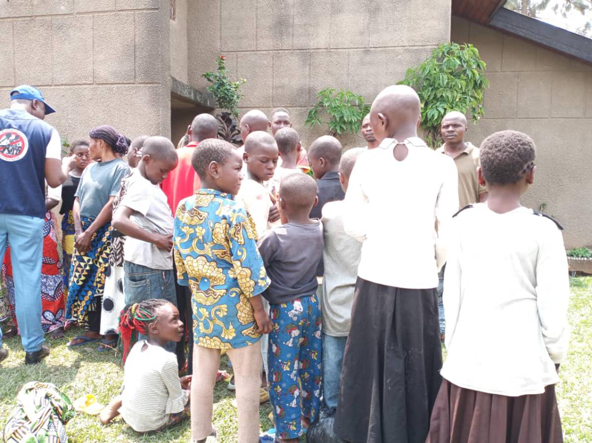 Les FARDC remettent une quarantaine de civils ex-otages des ADF, aux organisations de la société civile de Beni. Nord-Kivu, 27 août 2024<br />Radio Okapi/Ph. André Kitenge