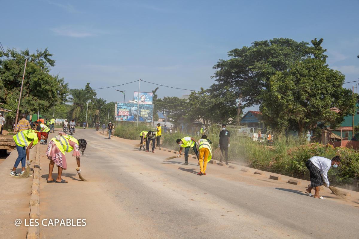 (Photo d'illustration) Plusieurs jeunes membres de l'ONG « Les capables » ont rendu propre, samedi 14 décembre 2024, quelques artères de la commune de la Kanshi, dans le cadre de leur première campagne, dénommée « Je rends Mbuji-Mayi propre ». <br />Radio Okapi/ Ph. Esther Ndalafina 20241216005349242325_Jeunes1.jpg?imgmax=1200