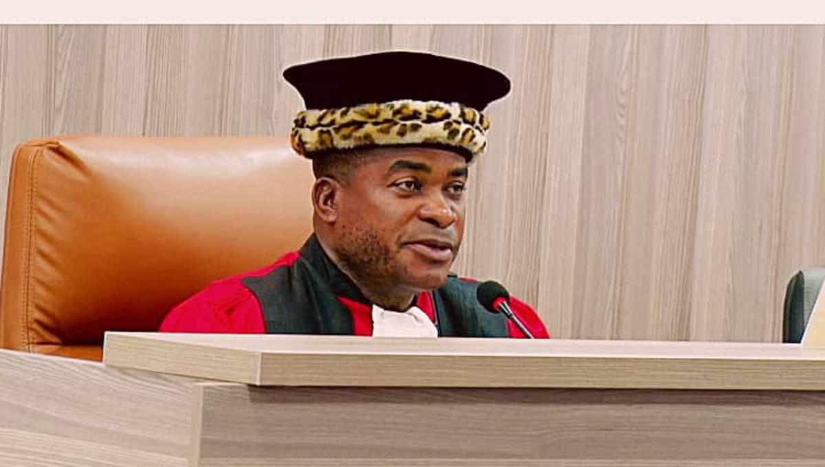 Une attitude du président de la Cour constitutionnelle, Dieudonné Kamuleta, lors l'audience publique du mercredi 15 janvier 2025, consacrée à l'examen du contentieux des résultats des législatives nationales de Yakoma et Masimanimba.<br />Photo/Cour constitutionnelle 20250115204403367278_Cour_Bon1.jpg?imgmax=1200