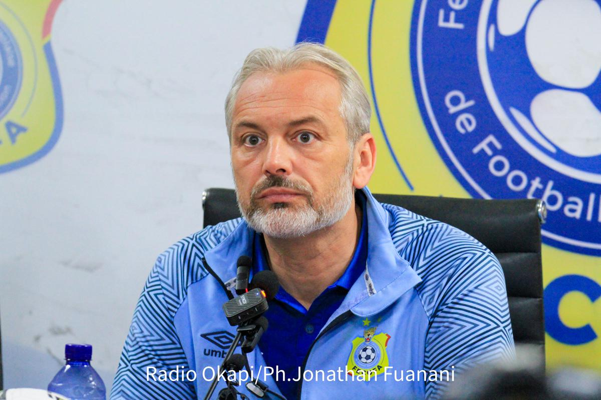 Sébastien Desabre, sélectionneur principal des Léopards, lors de la conférence de presse d'avant match contre le Sudan du Sud. Kinshasa, le 20 mars 2025<br />Radio Okapi/Ph. Jonathan Fuanani