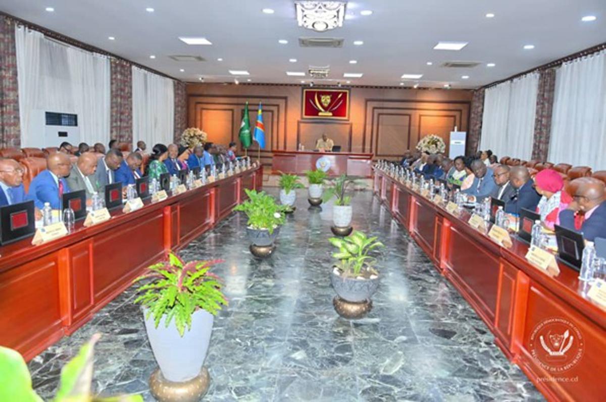 Vue des participants au 42eme conseil des ministres, présidé par Félix Tshisekedi vendredi 2 mai 2025 à Kinshasa. <br />Photo/Presidence RDC 20250503100824920405_Conseil.jpg?imgmax=1200