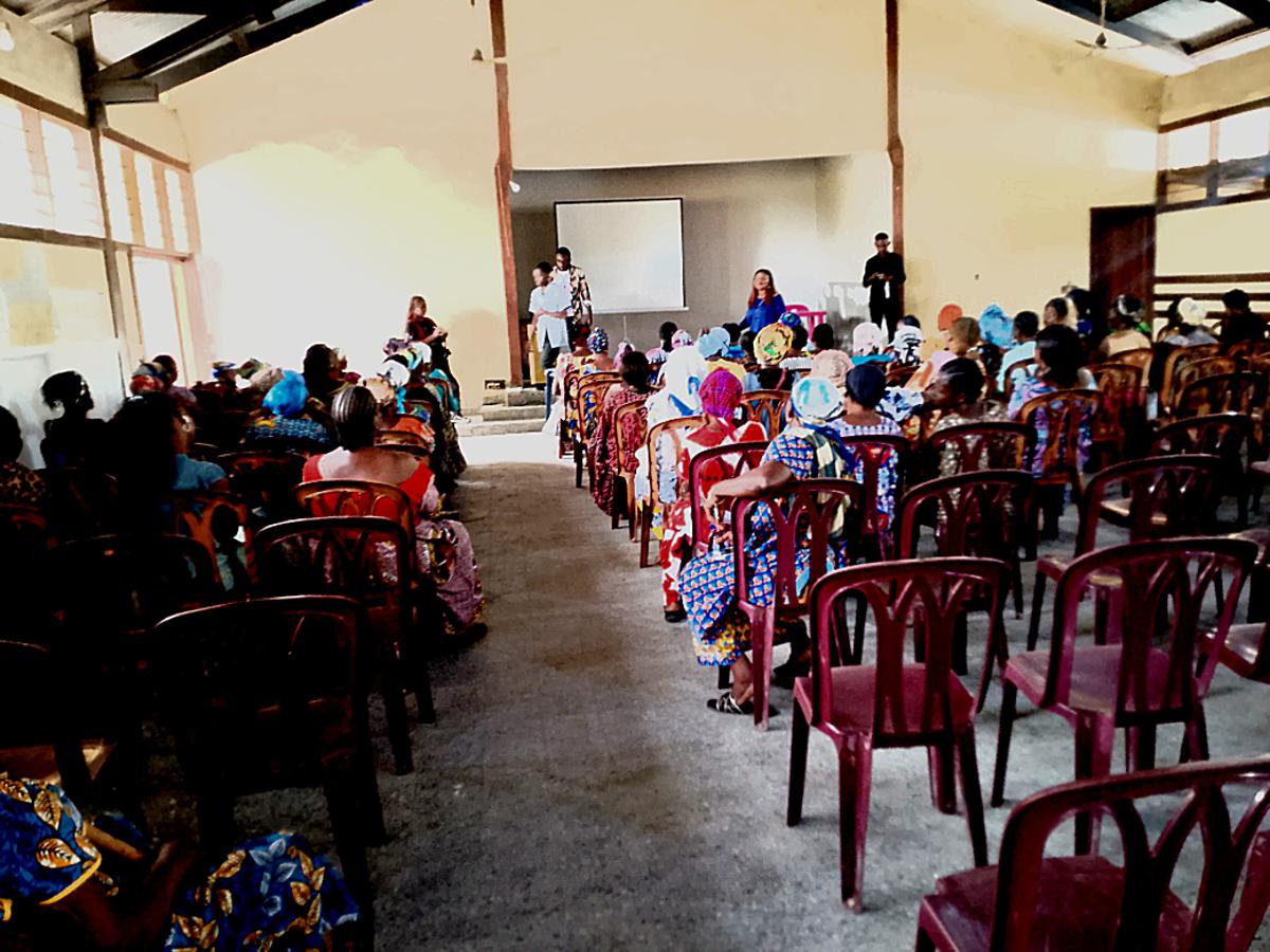 Des femmes et filles de la ville de Kinshasa, samedi 3 mai 2025, lors du dépistage gratuit des cancers du sein et du col de l’utérus à la paroisse Saint Léonard de Mbudi, dans la commune de Mont Ngafula.<br />Radio Okapi/Ph. Benjamin Mudumbi. 20250505202441696251_Paroisse.jpg?imgmax=1200