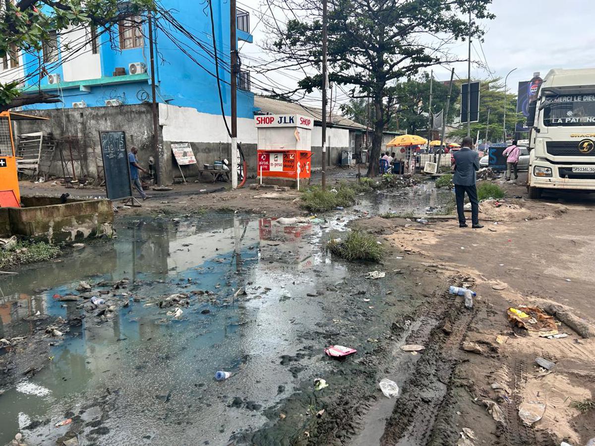 Une des avenues du quartier Bisengo, dans la commune de Bandalungwa, à Kinshasa, lundi 5 mai 2025, victime d'une inondation à la suite des pluies torrentielles.<br />Radio Okapi/Ph. Benjamin Mudumbi. 20250506184818532971_Bandal.jpg?imgmax=1200