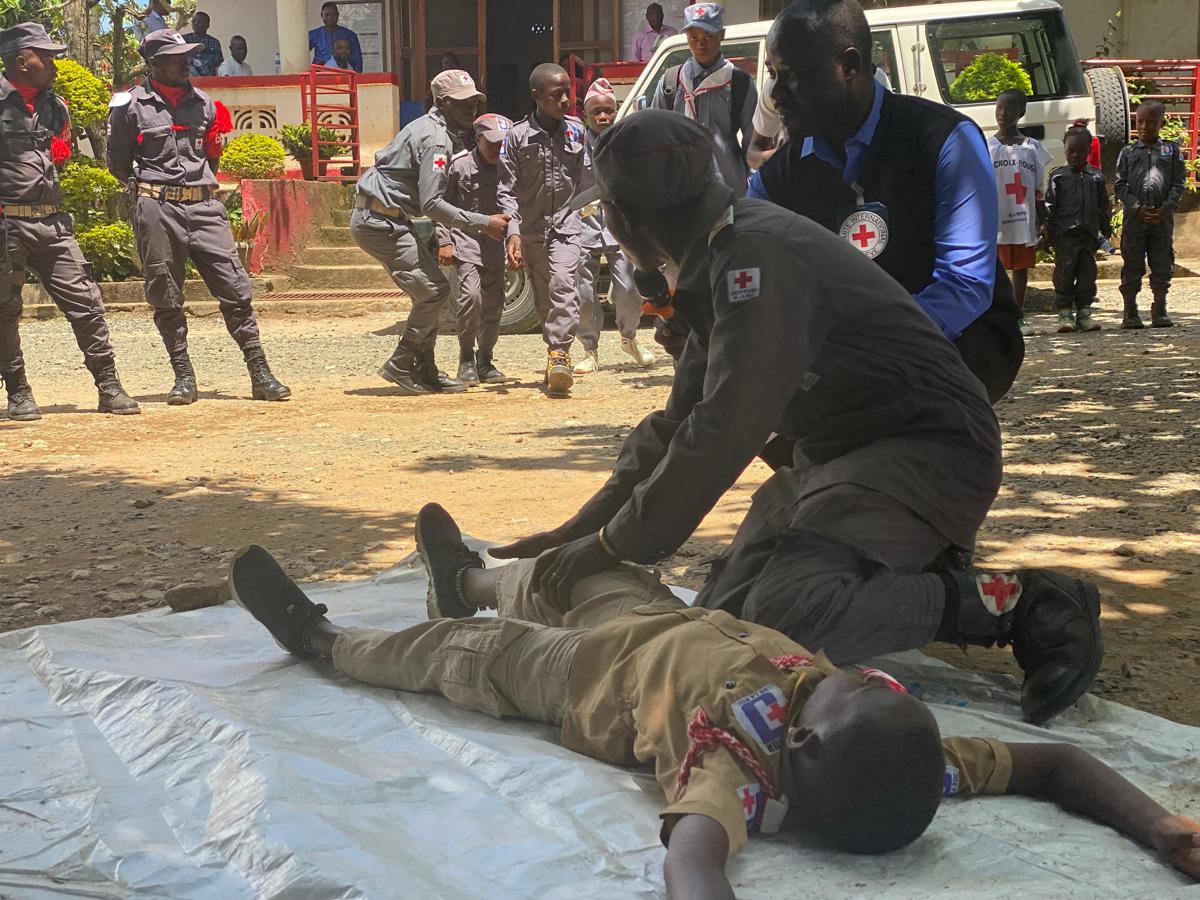 des jeunes secouristes en démonstration à l’occasion de la Journée internationale de la Croix rouge jeudi 8 mai 2025.<br /> PH/ Sadiki Abubakar<br />Radio Okapi 20250509134120801676_341005f0-2a19-4822-9925-243062aae244.jpg?imgmax=1200