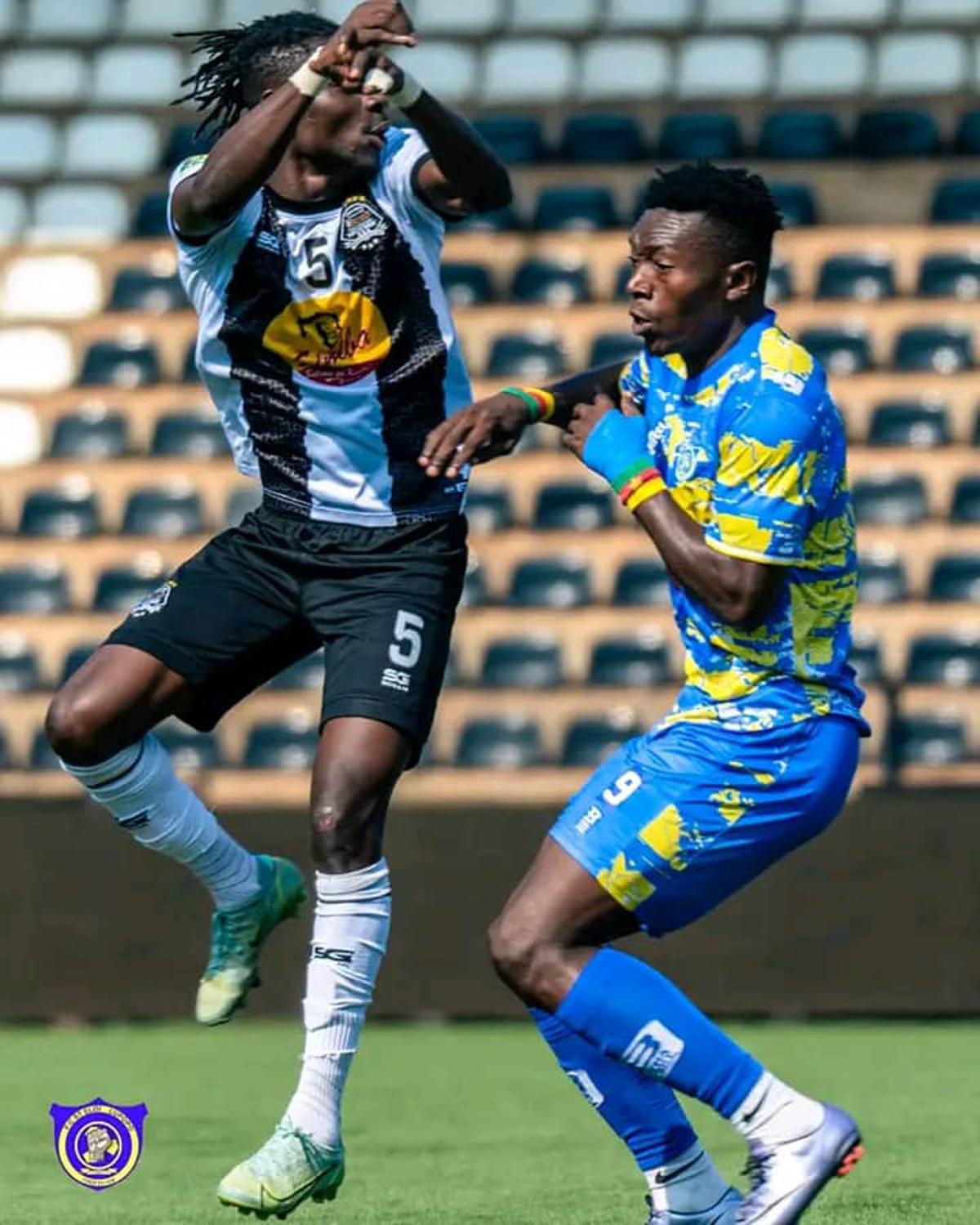 Duel entre un joueur de Mazembe et celui de Lupopo, jeudi 8 mai 2025, lors d'un match du Play Off de la LINAFOOT, au stade de Kamalondo.<br />Photo/Cellcom Mazembe. 20250509160017743010_Lupopo.jpg?imgmax=1200