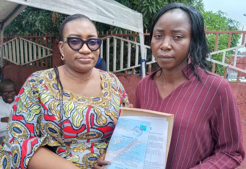 Deux parents présentent un acte de naissance par rattrapage devant le bureau secondaire de l' état civil de l'hôpital roi Baudouin de Masina lundi 6 mai 2025. <br />Radio Okapi/Ph. Jean-Pierre Elali 20250510124030540489_IMG-20250508-WA0019.jpg?imgmax=800
