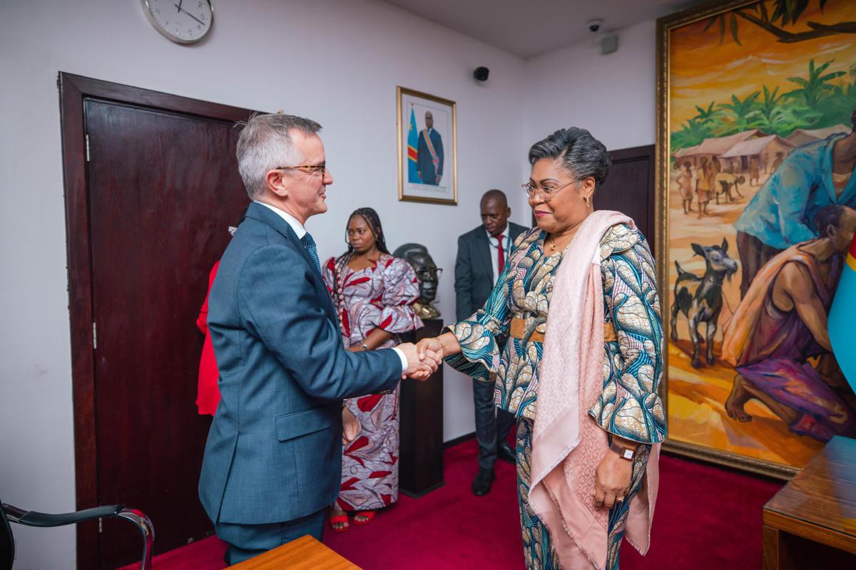 La Première ministre Judith Suminwa Tuluka a échangé le 12/05/2025 à Kinshasa, avec une délégation de la Commission européenne à la protection civile et aux opérations d’aide humanitaire (ECHO).<br />Primature RDC 20250512193019300875_eb0c2373-2113-47c2-a063-c977c62d9ec4.jpg?imgmax=1200