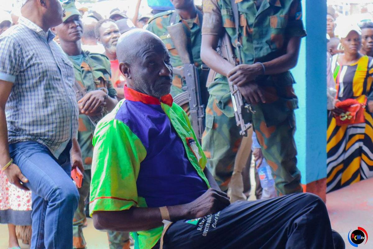 Devant le tribunal militaire, le soldat auteur de fusillade dans une église de Muanda. Le 13 mai 2025.<br />Photo Radio Communautaire de Muanda 20250514170043828021_WhatsApp_Image_2025-05-14_at_14.47.17.jpeg?imgmax=1200