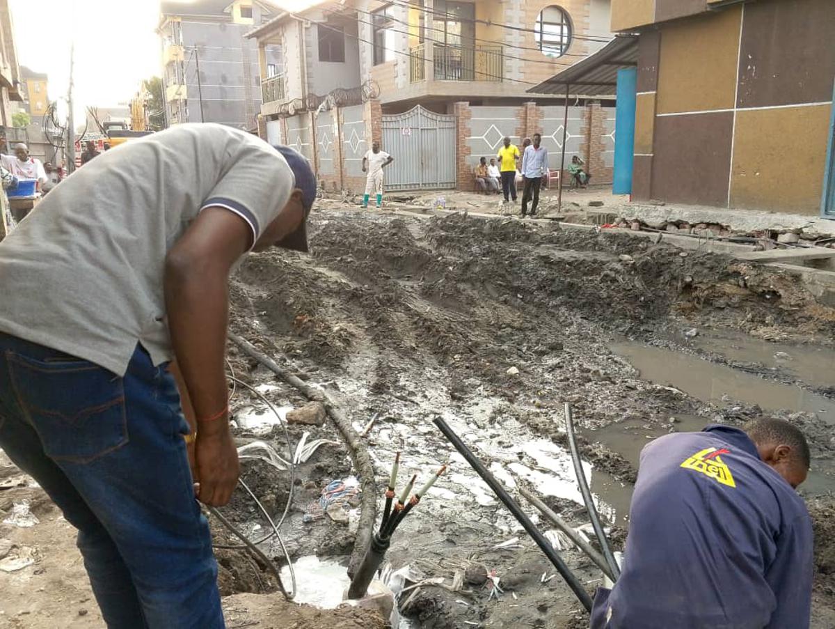 (Photo d'illustration)<br />
Des agents de la SNEL travaillant pour le rétablissement de l’électricité dans certains quartiers de Kinshasa. Mai 2025. <br />SNEL