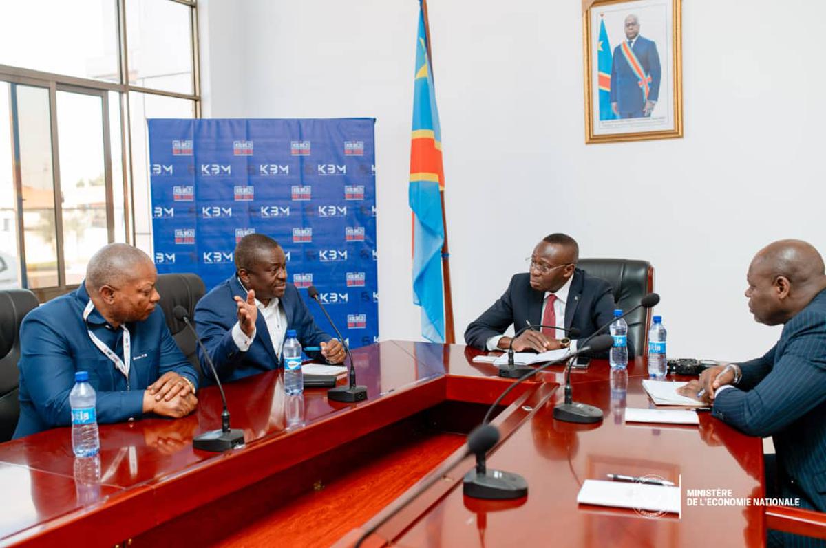 Echange entre le vice-Premier ministre, ministre de l’Économie nationale, Daniel Mukoko Samba et les principaux acteurs économiques opérant dans cette région. <br />ministère de l'Economie nationale 20250517222147813447_23cf8b5d-b241-4fed-b07b-641b3132d2b3.jpg?imgmax=1200