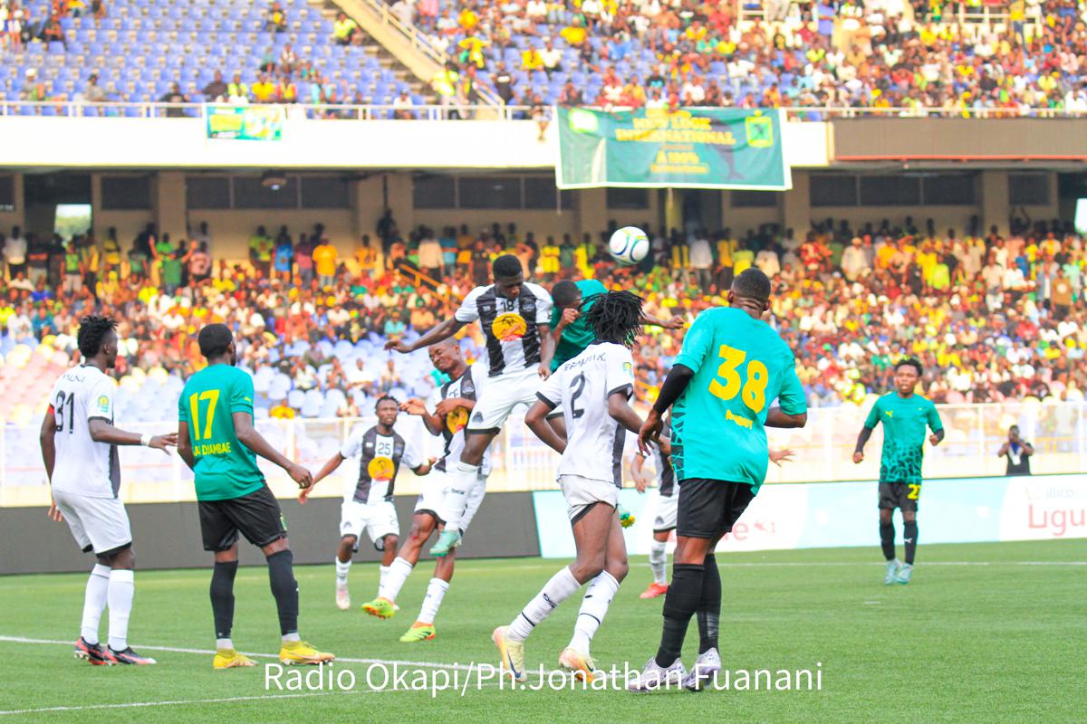 Vues des joueurs se disputant le ballon lors du match Vclub contre Mazembe<br />Radio Okapi/Ph. Jonathan Fuanani
