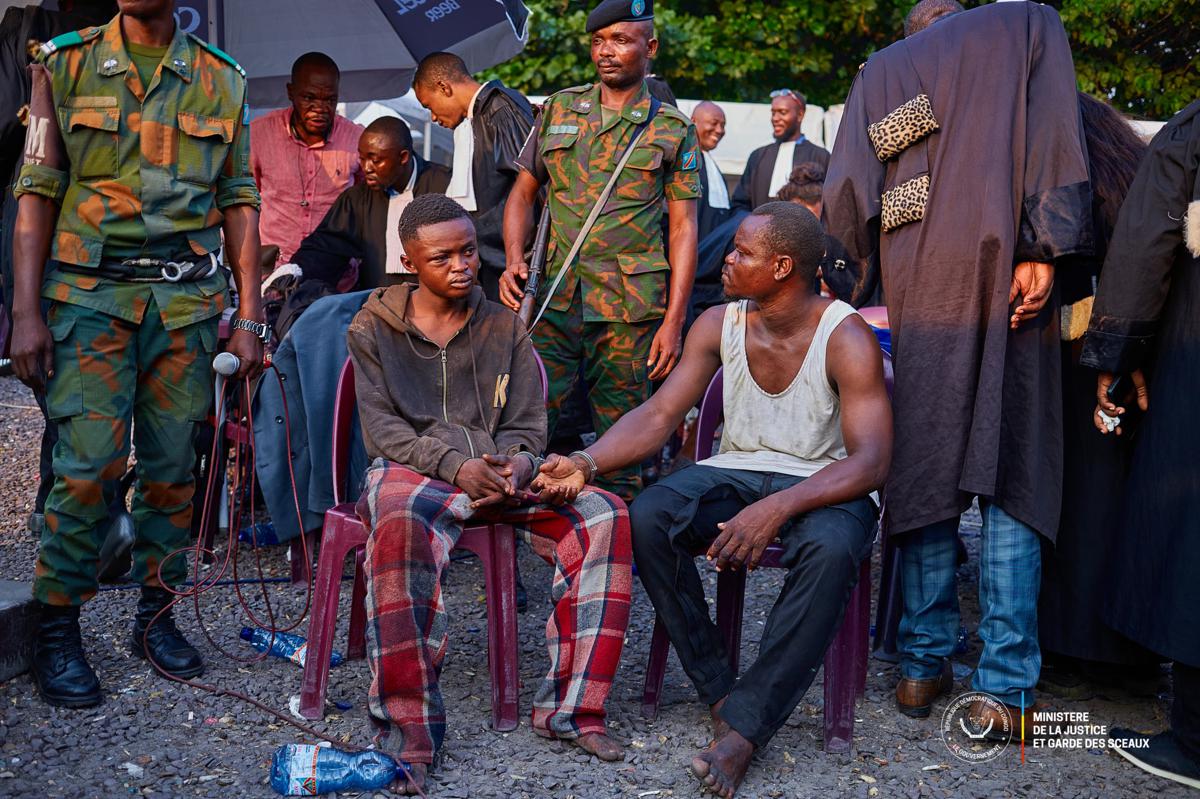 Vue du procès contre de présumés braqueurs, mercredi 11 juin 2025, devant le tribunal militaire de garnison de Kinshasa-Matete, siégeant en chambre foraine, à Lemba-Foire, à Kinshasa.<br />Photo/Cellcom Vice min justice 20250613081517034023_Braqueur.jpg?imgmax=1200