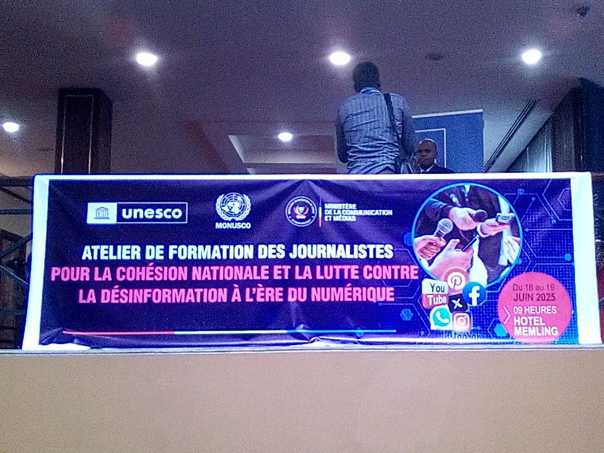 La banderole sur l'atelier de formation des journalistes pour la cohésion nationale et lutte contre la désinformation à l’ère du numérique, mercredi 18 juin 2025, à l'Hôtel Memling, à Kinshasa.<br />Radio Okapi/Ph. Blaise Ndongala. 20250619011450627508_Memling.jpg?imgmax=1200