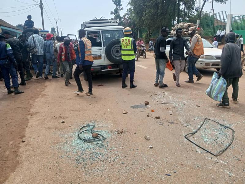 Scène de violence contre un véhicule humanitaire impliqué dans un accident de circulation dans la ville de Beni (Nord-Kivu). Le 18 juin 2025.<br />Radio Okapi/Marc Maro Fimbo 20250619120623846925_WhatsApp_Image_2025-06-18_at_17.53.08.jpeg?imgmax=800