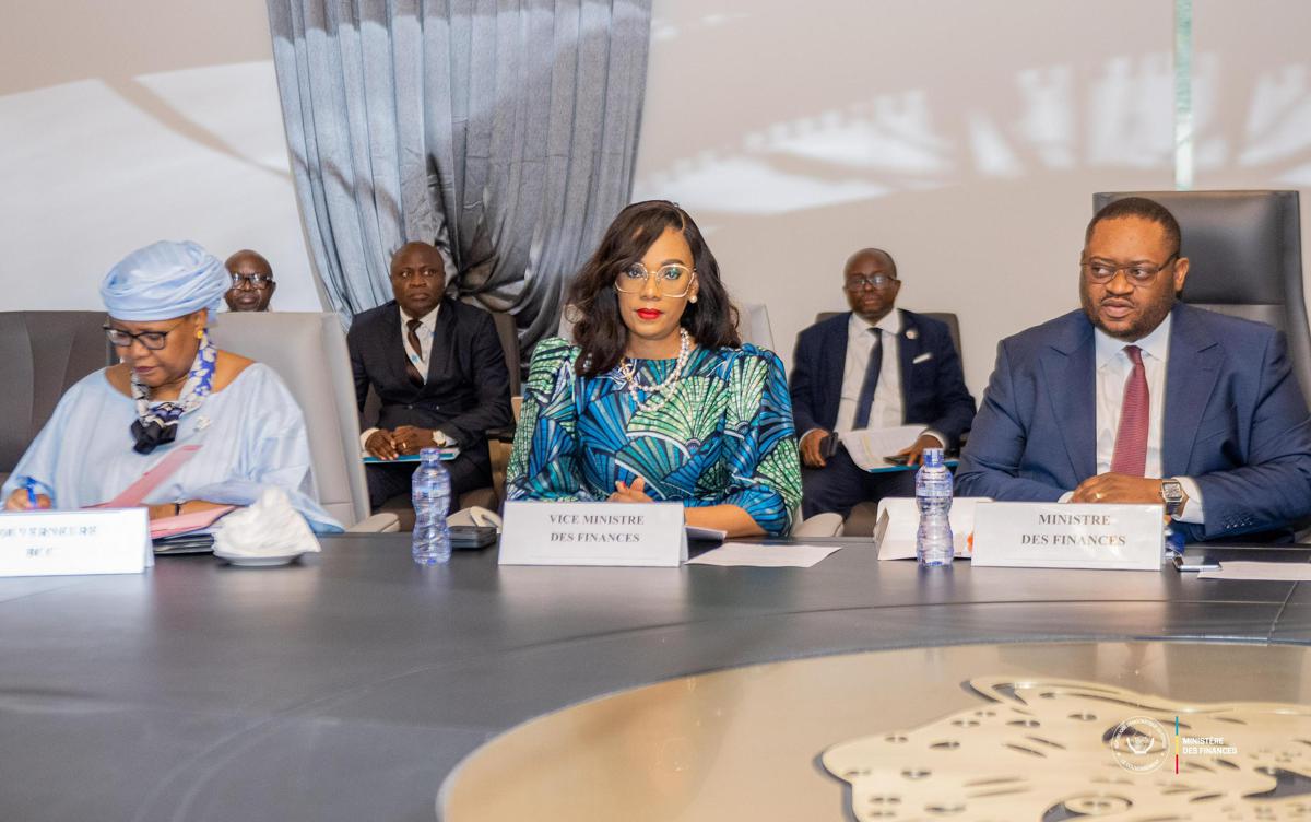 De gauche à droite, la Gouverneure de la Banque Centrale du Congo (BCC), Malangu Kabedi, la vice-ministre des Finances,n O’neige Nsele et le ministre des Finances, Doudou Fwamba lors de la réunion de la Troïka, mardi 17 juin 2025, à Kinshasa<br />Photo/Cellcom Ministère des Finances. 20250619150433108111_Doudou.jpg?imgmax=1200