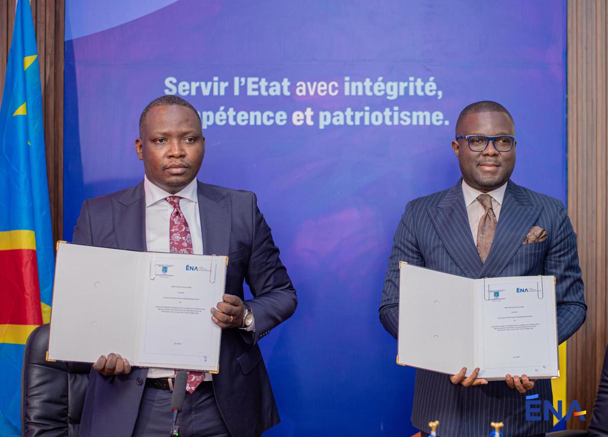 Le coordonnateur de l’équipe-projet, Popol Mukoko et le Directeur général de l'Ecole nationale d'administration (ENA), Tombola Muke, jeudi 19 juin 2025, après la signature du protocole d'accord entre leurs institutions, à Kinshasa.<br />Photo/Cellcom ENA. 20250619184010142943_ENA_bon.jpg?imgmax=1200